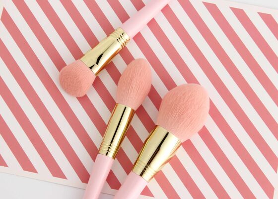 Pędzel do podkładu Vonira Beauty Angled Buffer z wegańskiego, nietestowanego na zwierzętach syntetycznego włosia Taklon i recyklingowanego drewnianego uchwytu brzozowego