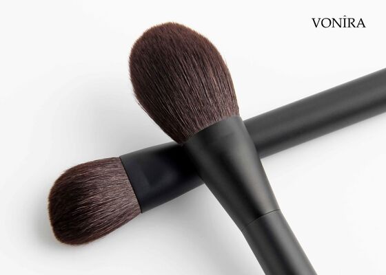 Pędzel do pudru z limitowanej edycji od Vonira Beauty, producenta pędzli do makijażu